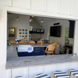 Esempio di una piscina country rettangolare dietro casa con una dépendance a bordo piscina e pedane