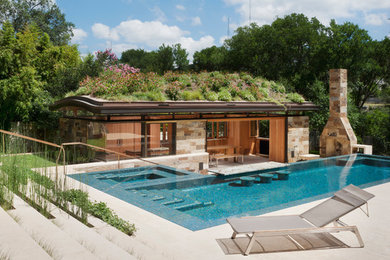 Inspiration för moderna l-formad pooler på baksidan av huset, med poolhus