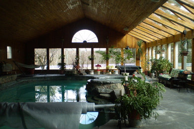 Стильный дизайн: большой бассейн произвольной формы в доме в стиле кантри с домиком у бассейна и покрытием из каменной брусчатки - последний тренд