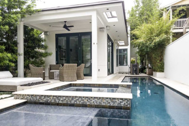 Diseño de casa de la piscina y piscina alargada minimalista de tamaño medio a medida en patio trasero con suelo de baldosas
