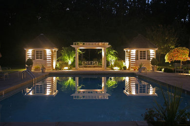 Imagen de piscina alargada de estilo americano grande rectangular en patio trasero