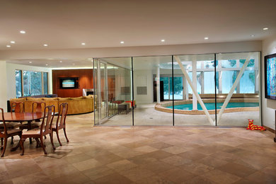 クリーブランドにある高級な広いトラディショナルスタイルのおしゃれな屋内プール (コンクリート板舗装	) の写真