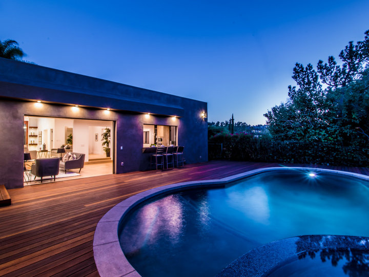 Mid-sized modern backyard hot tub design featuring a kidney-shaped deck.