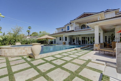 Foto de piscinas y jacuzzis alargados de estilo de casa de campo grandes rectangulares en patio trasero con adoquines de piedra natural