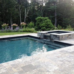 Diseño de piscinas y jacuzzis alargados, rústicos, grandes, rectangulares, en patio trasero, con suelo de baldosas