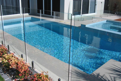 Idées déco pour une piscine moderne.