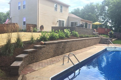 Foto di una piscina monocorsia chic rettangolare di medie dimensioni e dietro casa con pavimentazioni in cemento