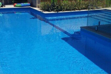 Ejemplo de piscina minimalista grande en patio trasero