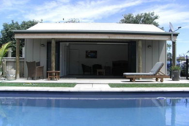Diseño de casa de la piscina y piscina grande rectangular en patio trasero