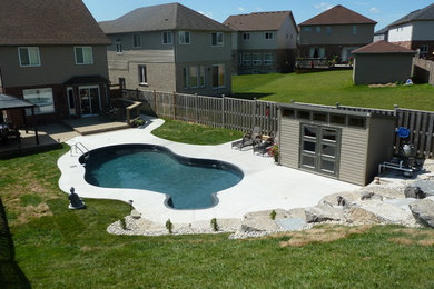 Свежая идея для дизайна: бассейн среднего размера, произвольной формы на заднем дворе в классическом стиле с покрытием из бетонных плит - отличное фото интерьера