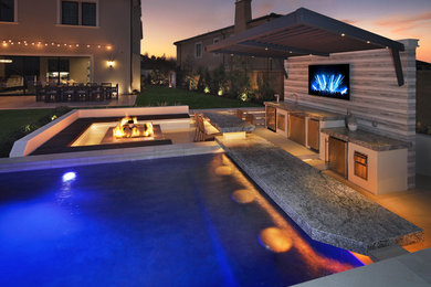 Diseño de piscinas y jacuzzis naturales clásicos renovados de tamaño medio a medida en patio trasero