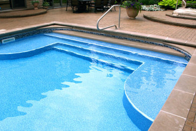 Ejemplo de piscina alargada grande rectangular en patio trasero