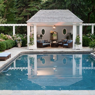 Idee per una piscina monocorsia tradizionale rettangolare dietro casa e di medie dimensioni con pavimentazioni in pietra naturale e una dépendance a bordo piscina
