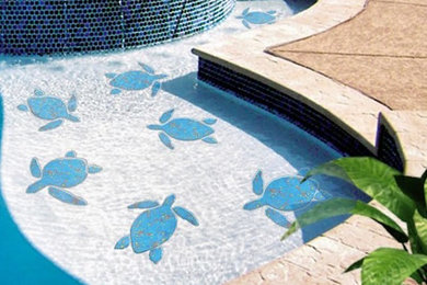 Ejemplo de piscinas y jacuzzis naturales contemporáneos de tamaño medio a medida en patio trasero con adoquines de hormigón