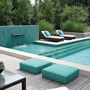 Ispirazione per una piscina design con pedane