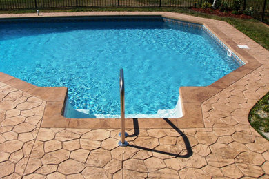 Modelo de piscina de tamaño medio a medida en patio trasero