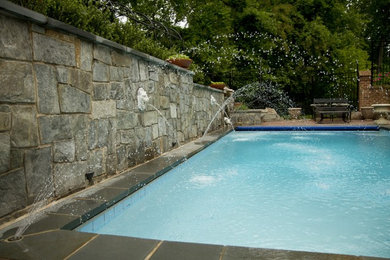 Diseño de piscina con fuente clásica rectangular con adoquines de piedra natural