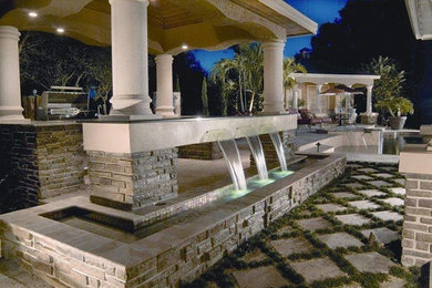 Diseño de piscina extra grande a medida en patio trasero con adoquines de piedra natural