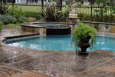 Imagen de piscinas y jacuzzis naturales mediterráneos grandes a medida en patio trasero con suelo de hormigón estampado