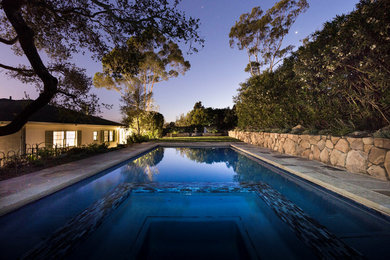 Diseño de piscinas y jacuzzis alargados mediterráneos de tamaño medio tipo riñón en patio trasero con suelo de hormigón estampado