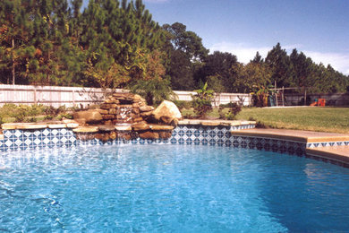 Foto de piscina con fuente de tamaño medio en patio trasero