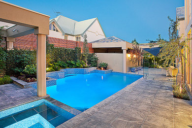 Idées déco pour une piscine moderne.