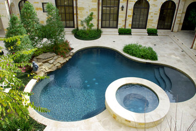 Design ideas for a classic swimming pool in Houston.