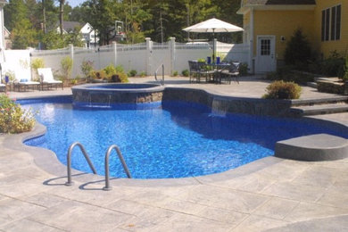 Diseño de piscina tradicional a medida en patio trasero