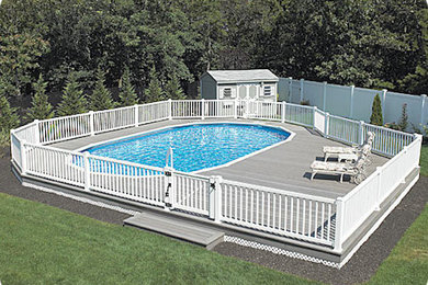 Ejemplo de piscina natural de tamaño medio redondeada en patio trasero con entablado