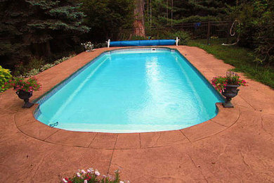 Modelo de piscina de tamaño medio en patio trasero
