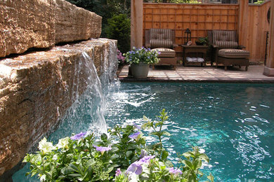 На фото: бассейн в стиле неоклассика (современная классика) с покрытием из каменной брусчатки