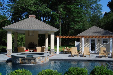 Idee per una grande piscina tradizionale rettangolare dietro casa con una dépendance a bordo piscina e pavimentazioni in pietra naturale