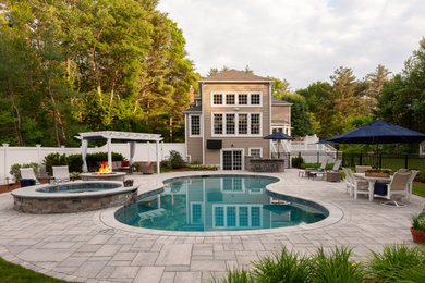 Ejemplo de piscinas y jacuzzis clásicos renovados grandes a medida en patio trasero