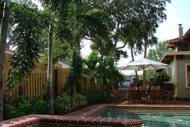 Imagen de piscinas y jacuzzis naturales de tamaño medio rectangulares en patio trasero con adoquines de ladrillo