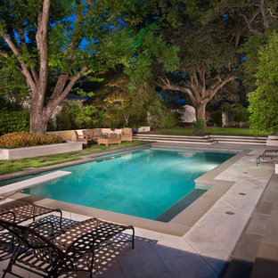 Foto di una grande piscina moderna rettangolare dietro casa con pedane