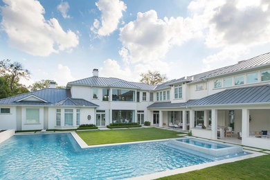 Foto de casa de la piscina y piscina contemporánea grande rectangular en patio trasero