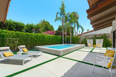 Kleiner Mid-Century Pool hinter dem Haus in rechteckiger Form mit Wasserspiel und Betonplatten in Los Angeles