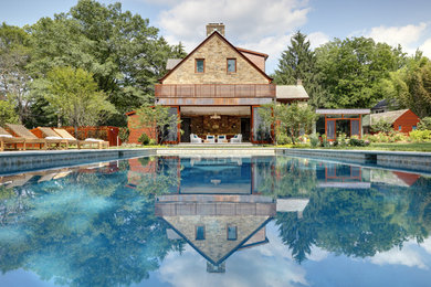 Imagen de piscina alargada rústica rectangular en patio trasero