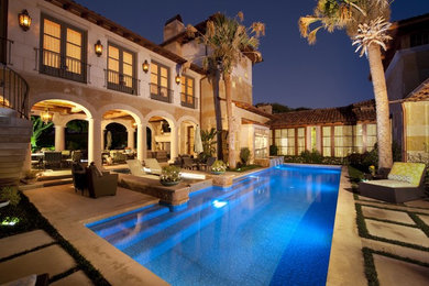 Стильный дизайн: прямоугольный бассейн на внутреннем дворе в средиземноморском стиле - последний тренд