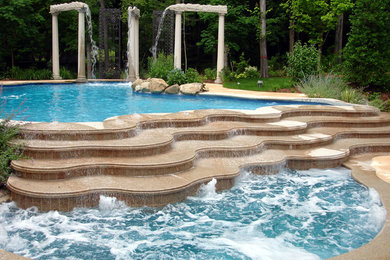 Foto de piscina con fuente mediterránea de tamaño medio a medida en patio trasero con adoquines de hormigón
