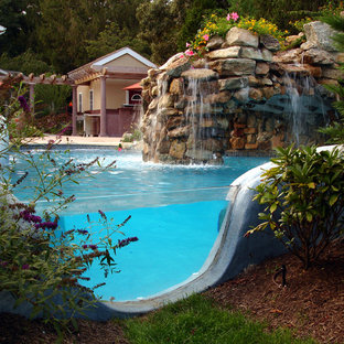 Imagen de piscina con fuente alargada, exótica, grande, a medida, en patio trasero, con losas de hormigón