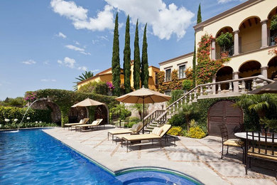 Modelo de piscina mediterránea a medida en patio trasero