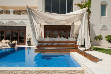 地中海スタイルのおしゃれな裏庭プールの写真