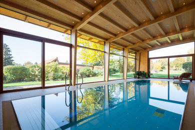 Foto de piscina rústica de tamaño medio rectangular y interior