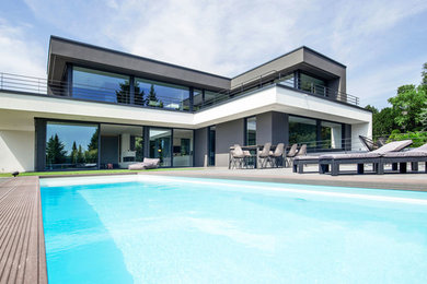 Großer Moderner Pool neben dem Haus in rechteckiger Form in Dortmund