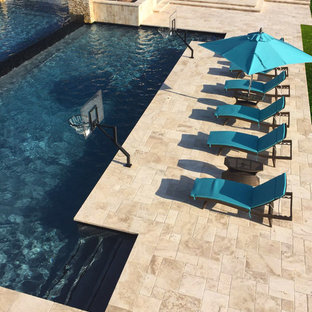 Imagen de piscinas y jacuzzis alargados, tradicionales renovados, de tamaño medio, a medida, en patio trasero, con suelo de baldosas