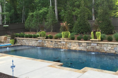 アトランタにある高級な広いトランジショナルスタイルのおしゃれな裏庭プール (噴水、コンクリート板舗装	) の写真
