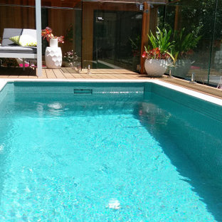 Idee per una piscina fuori terra stile marino rettangolare di medie dimensioni e dietro casa con pedane