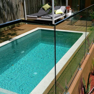 Esempio di una piscina fuori terra costiera rettangolare di medie dimensioni e dietro casa con pedane