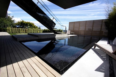 Design ideas for a modern swimming pool in Vancouver.